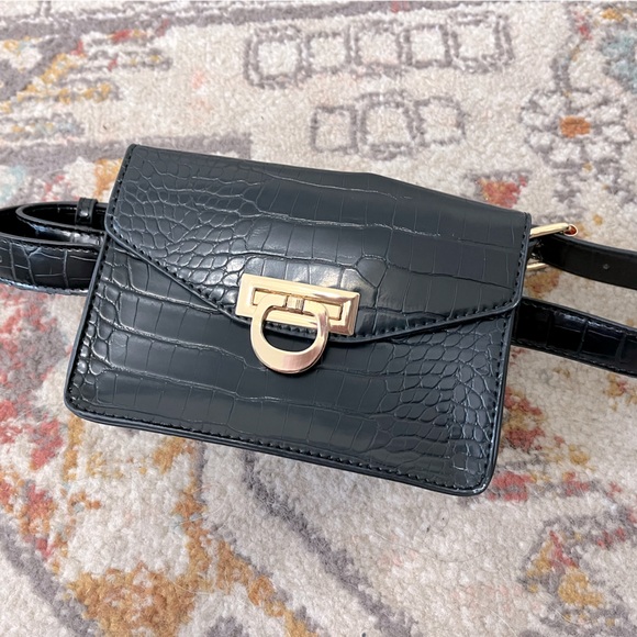 Handbags - Faux Crocodile Leather Belt Bag